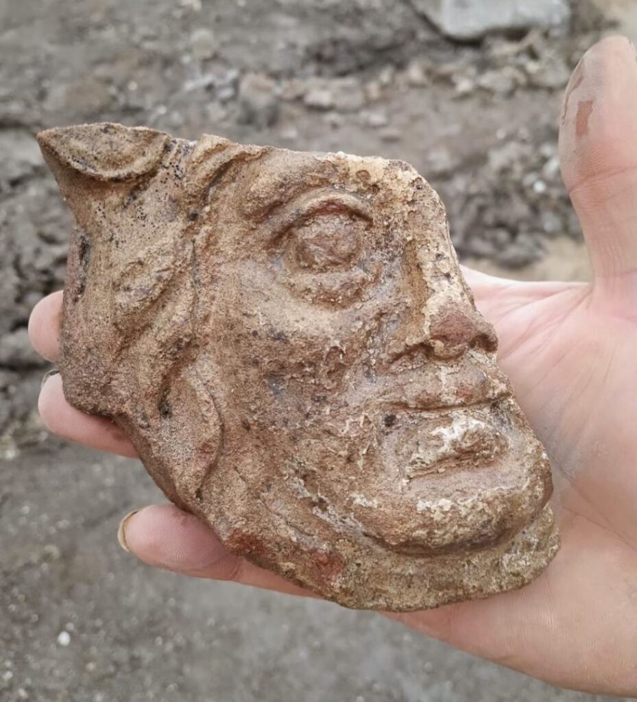 Fragment d’une divinité gréco-romaine retrouvée dans la source antique de Chamborêt